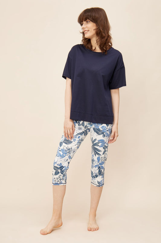 This two-piece pajama set from Rösch's Smart Casual collection is crafted from lightweight, supple single jersey cotton fabric, boasting a solid colored top and capri pants embellished with an indigo floral print. Short sleeve Wide crew-neck