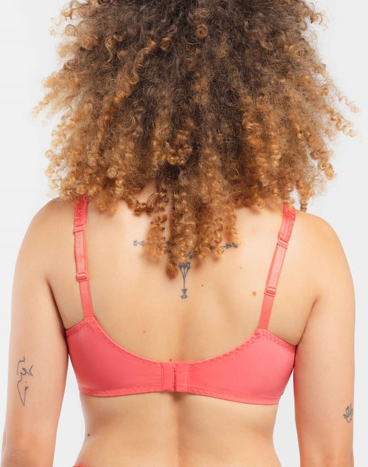 This piece from the Série range of Louisa Bracq features a fusion of geometric embroidery and semi-transparent tulle, which subtly showcases the wearer's skin for an alluring and stylish appearance. Its lightweight, soft and silky fabric ensure an ideal and comfortable fit for any size.